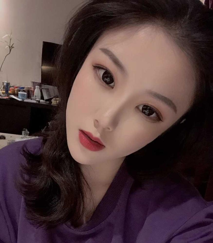 独具忧郁气质,高冷女神自拍美图
