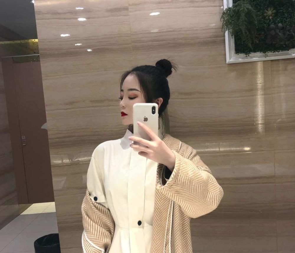 独具忧郁气质,高冷女神自拍美图