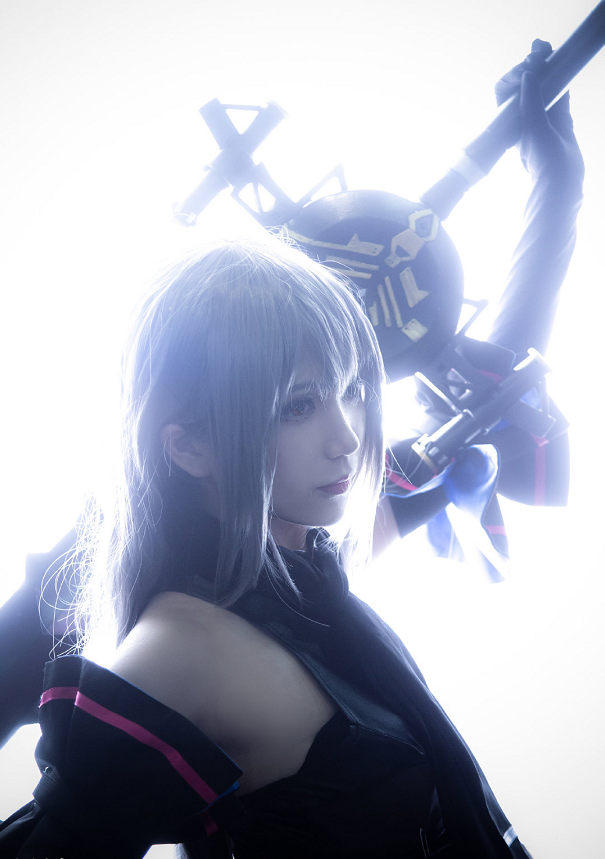两位二次元美少女cos明日方舟——斯卡蒂和幽灵鲨