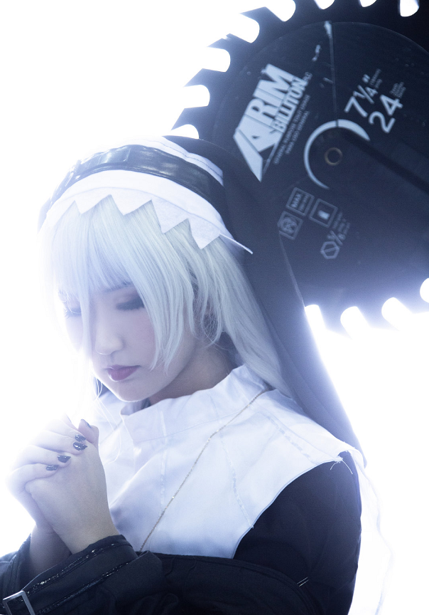 两位二次元美少女cos明日方舟——斯卡蒂和幽灵鲨