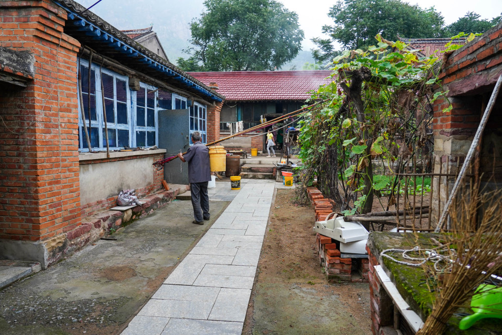 这才是原生态北方农村:住火炕喝井水,吃院子菜馒头包子自己蒸