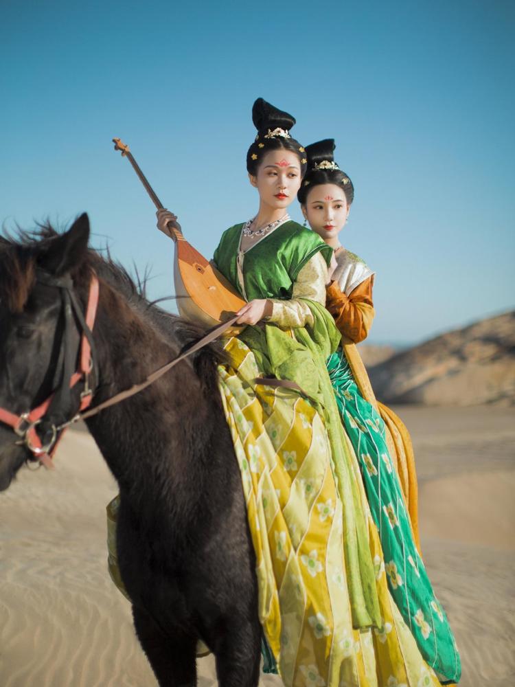 敦煌风情,沙漠里的美人姐妹