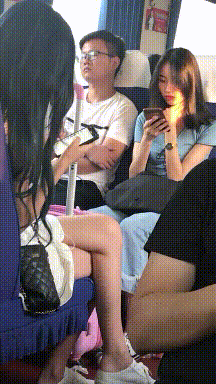 搞笑gif:为了证明酒神真走了,他楞是咬着牙把酒戒了!