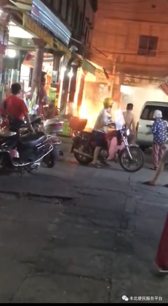 昨天(9月10日)晚上18:45分左右,丰顺县汤坑镇米街一间店铺突然起火.