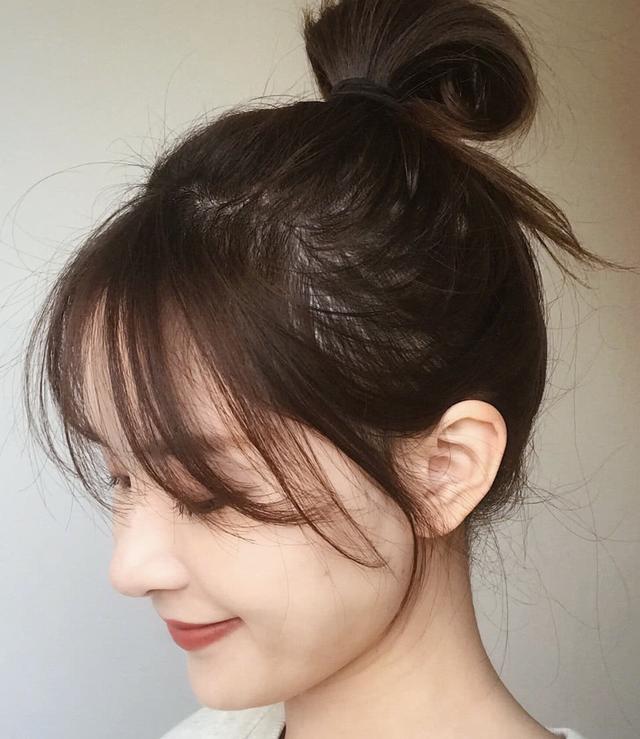 发型的最后一个参考就是看额头,如果额头较宽大,那么日常生活中扎发