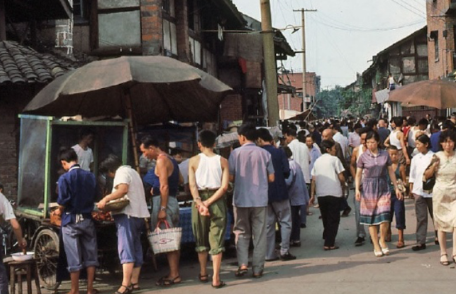 80年代的老照片:自行车家家必备,成为军人是每个男生的梦想