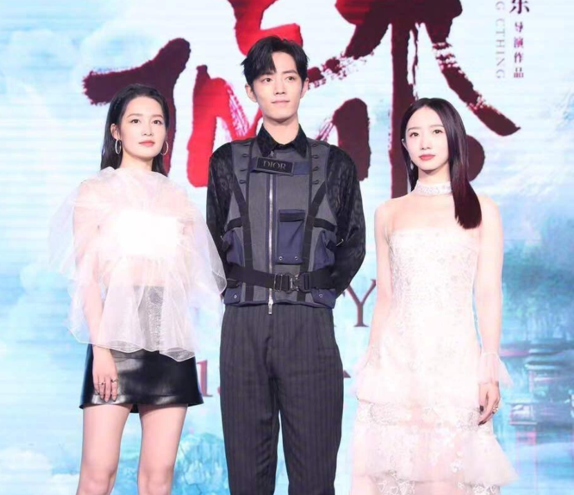 肖战身旁各是李沁和孟美岐,谁留心他的反应?粉丝:设计