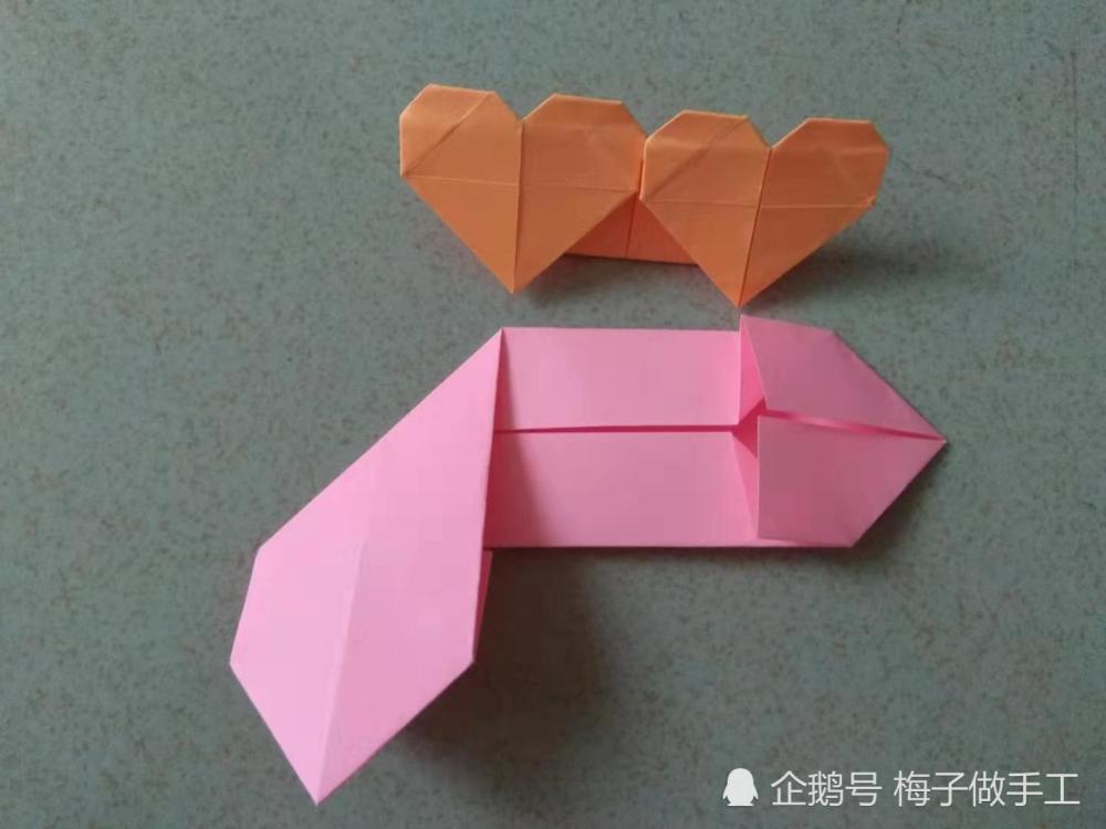 立体双爱心折纸教程如下: 第一步:把长方形纸折出一个"十"字折痕.