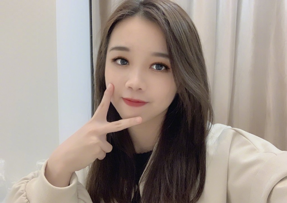 圆脸大眼的小美女,正能量满满