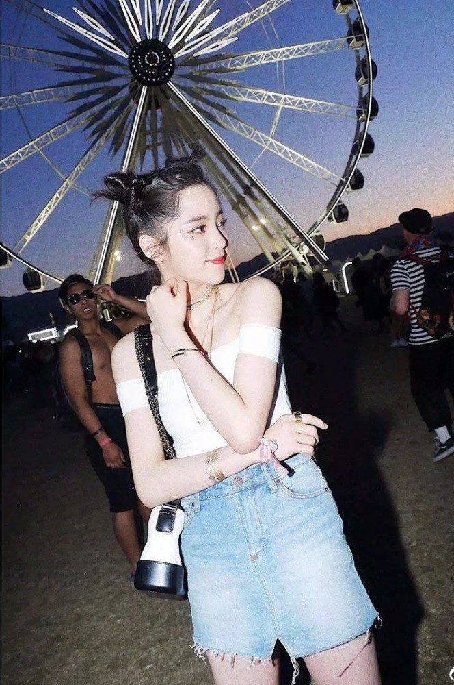 欧阳娜娜"哪吒头"鬼马可爱,当看到她的背影时,这身材我羡慕了