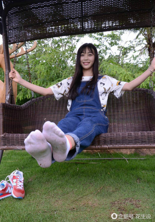 褪去美女校花的棉袜,露出白嫩极品美脚,袜子都