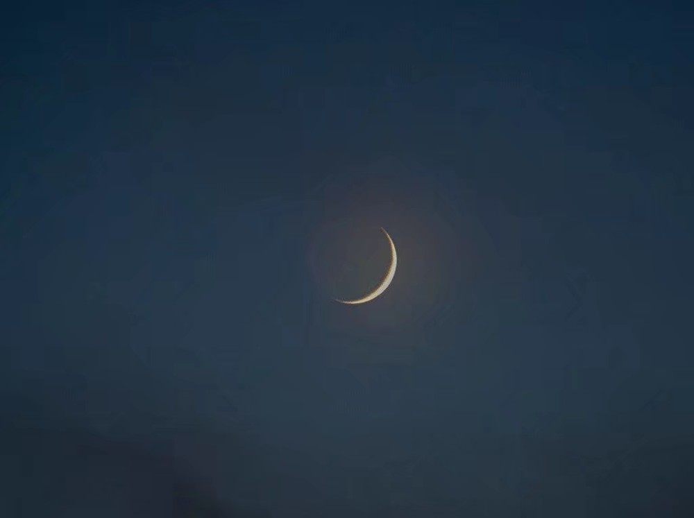 朦胧月亮背景图:快中秋节了,抬头看看挂在空中的月亮圆不圆?
