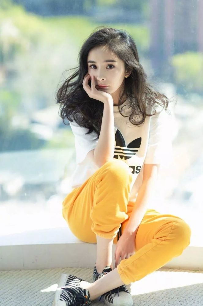看带货女王的街拍,get√杨幂少女系穿搭!