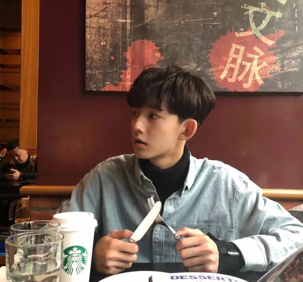 (果然是年纪小,爱豆都是90后.