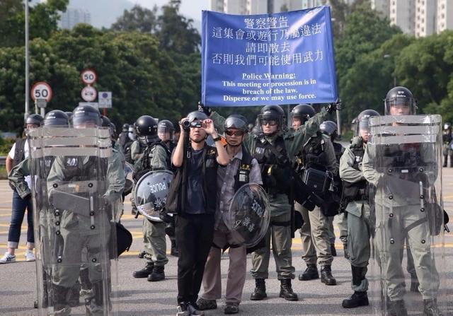 如何评价对香港警察的指控