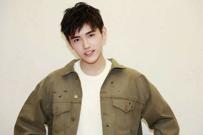 陈飞宇点赞王一博黑图,阿令女孩只认蓝汪叽