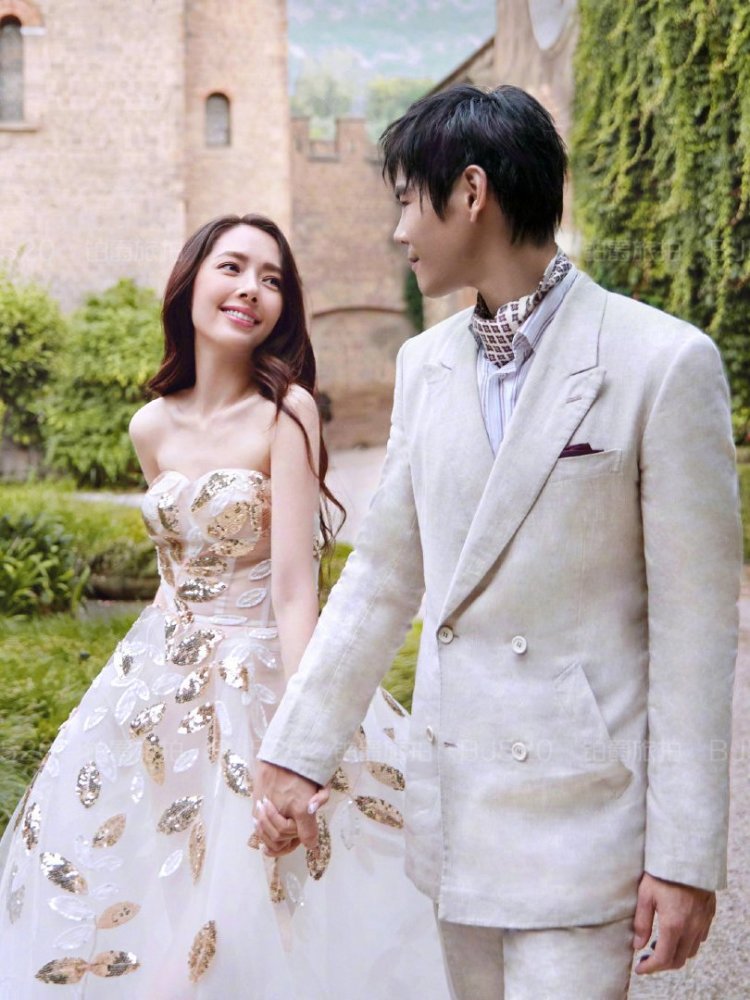 郭碧婷向佐晒婚纱照,仅仅两套造型,居然就甜到齁!