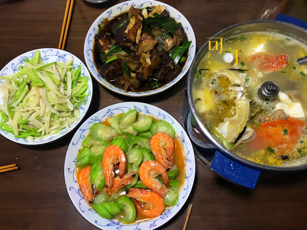 一家子中秋节前的晚餐,四个菜两个海鲜,你觉得还行吗?