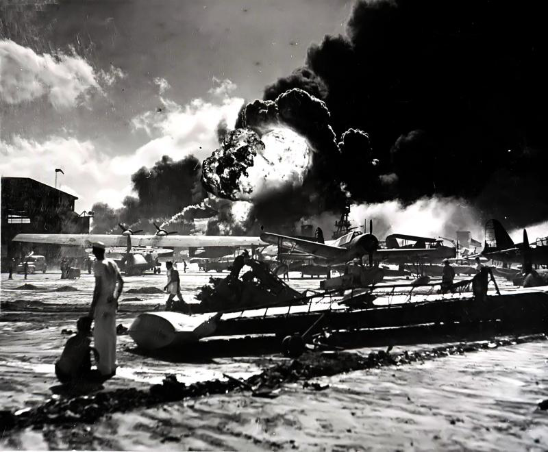 1941年12月7日,日军偷袭珍珠港,满是残骸的海军航空站,背景中可以看到