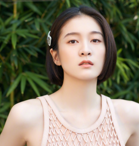 有一种"大胆"叫蒋依依,当她学张雪迎剪短发,网友:国民