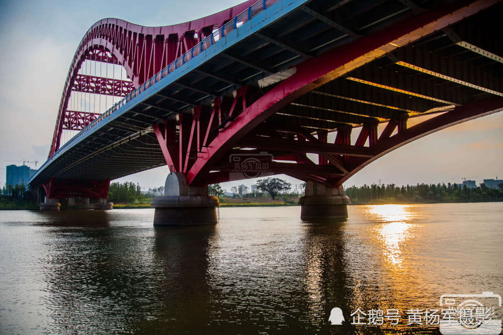 赣州新世纪大桥的美丽夕阳,粼粼微波的章江