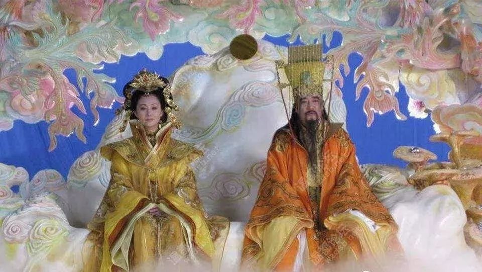 而《山海经》记载,西王母却是 "西王母其状如人,豹尾虎齿而善啸"的