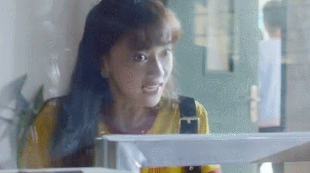 比如在描述家里被翻得乱七八糟的时候,她会用手舞足蹈,去掩盖内心的