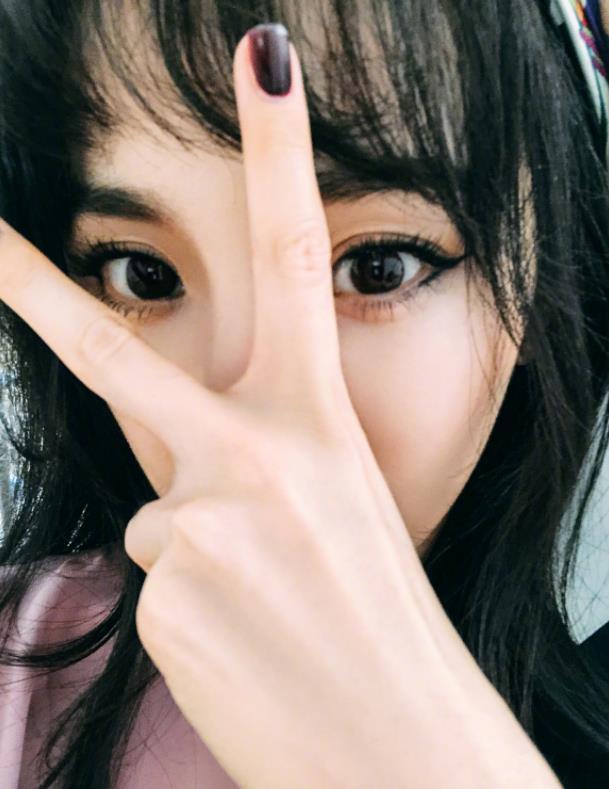 杨幂生日晒自拍,用手势巧妙挡脸,"液态美甲"成亮点