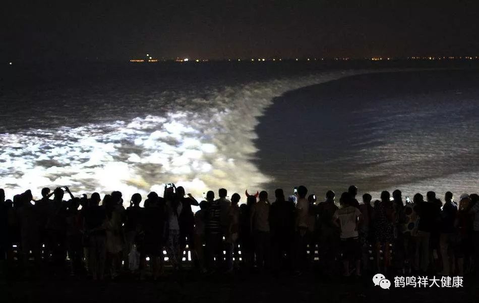 在古代 浙江一带 除中秋赏月外 观潮可谓是又一中秋盛事 月饼是中秋节