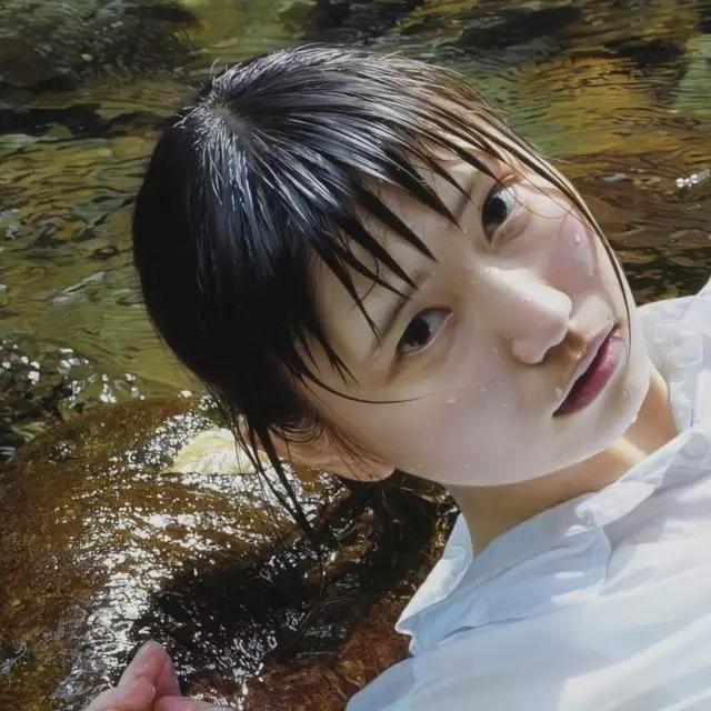 他画一幅落水少女画,被电脑误认为照片,网友:超越冷军