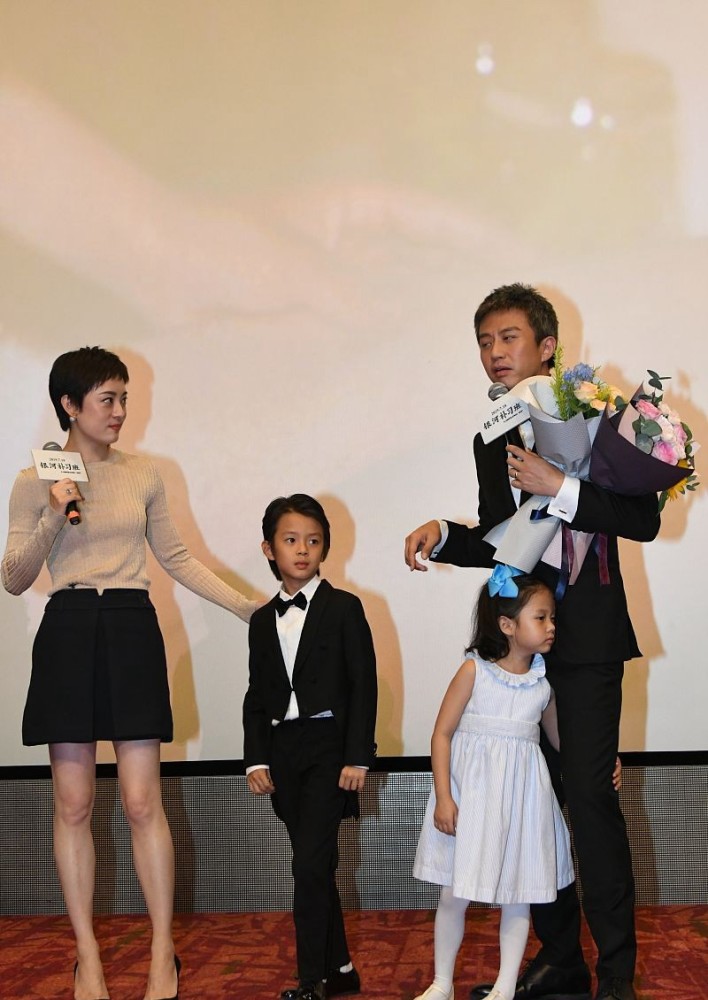 邓超,孙俪带儿女走红毯,小花妹妹站姿笔直