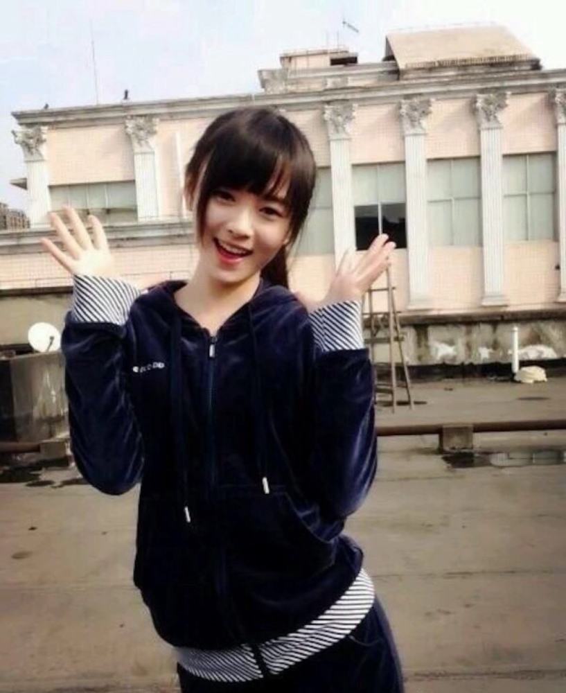 鞠婧祎15岁旧照被翻出,"牛奶肌"遗传妈妈,真美假美一目了然