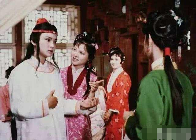 袭人和宝玉发生了关系,黛玉不嫉妒反恭喜,为什么却嫉妒宝钗呢?
