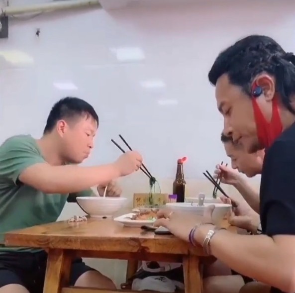 偶遇陈志朋路边吃饭,全程低头只顾看手机,网友:也是一