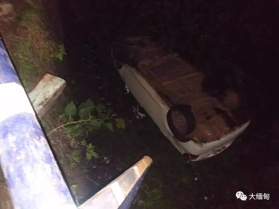 缅北发生翻车事故 一名政府官员不幸丧生