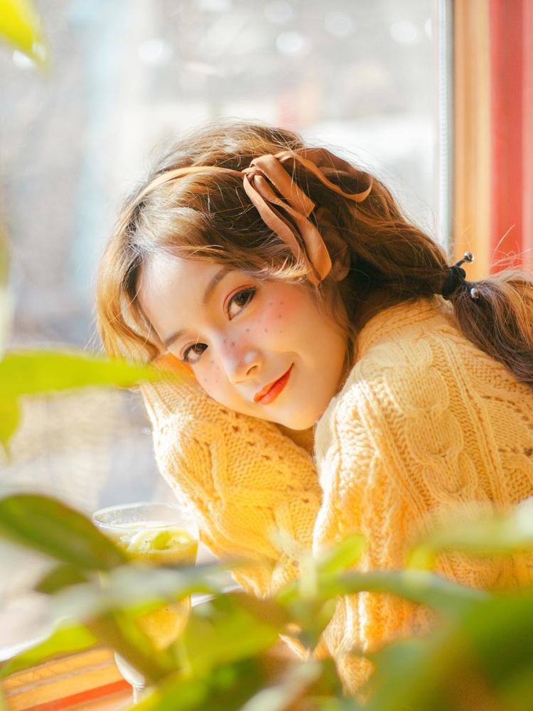 卷发可爱美女,清晨室内自拍