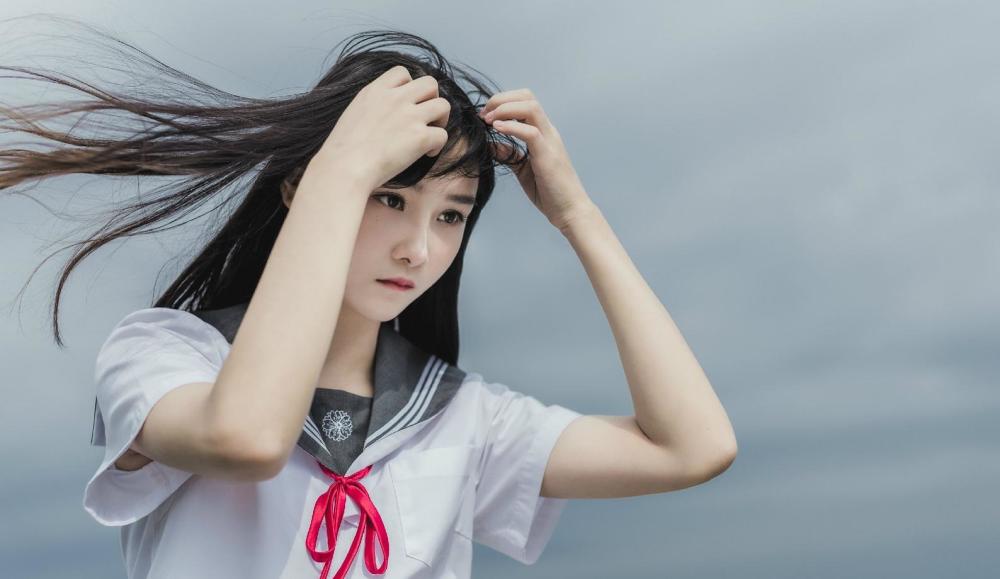 长发飘飘,水手服女孩清纯动人