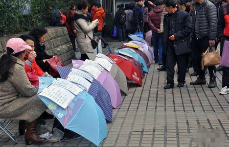 上海某公园相亲角 女方普遍条件好