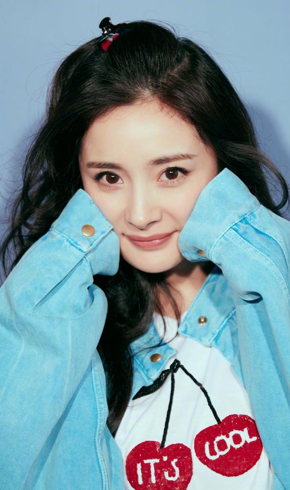 杨幂精美壁纸:只要你保持微笑,生活就会向你微笑!