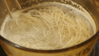 1,锅里烧水,往锅里撒盐,水:盐=100:3; 2,盐撒好后,再下入面条,用筷子