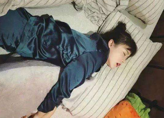 女生睡觉总是"流口水",闻起来很臭?原因都在这里了,别