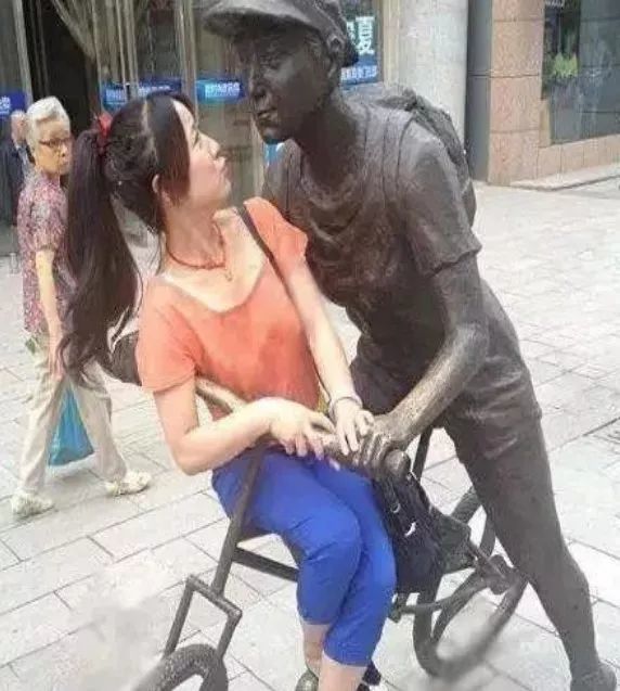 搞笑图片:看到了后面大妈鄙视的眼神