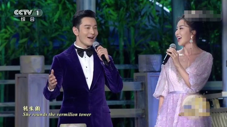 央视中秋晚会:黄晓明笑容潇洒,baby长裙优雅,夫妻未合作