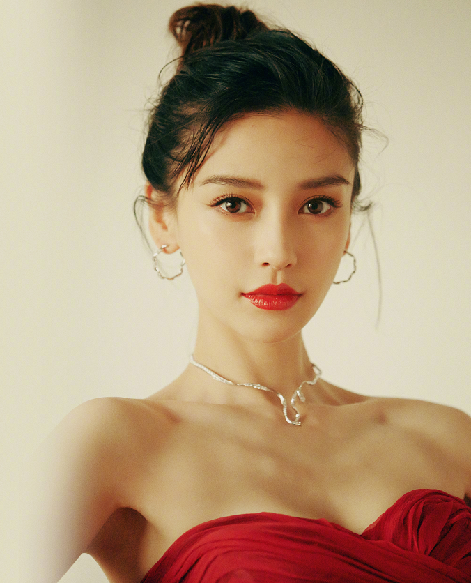 本以为杨颖穿红裙最美,看到她的"清宫装",网友:小主艳