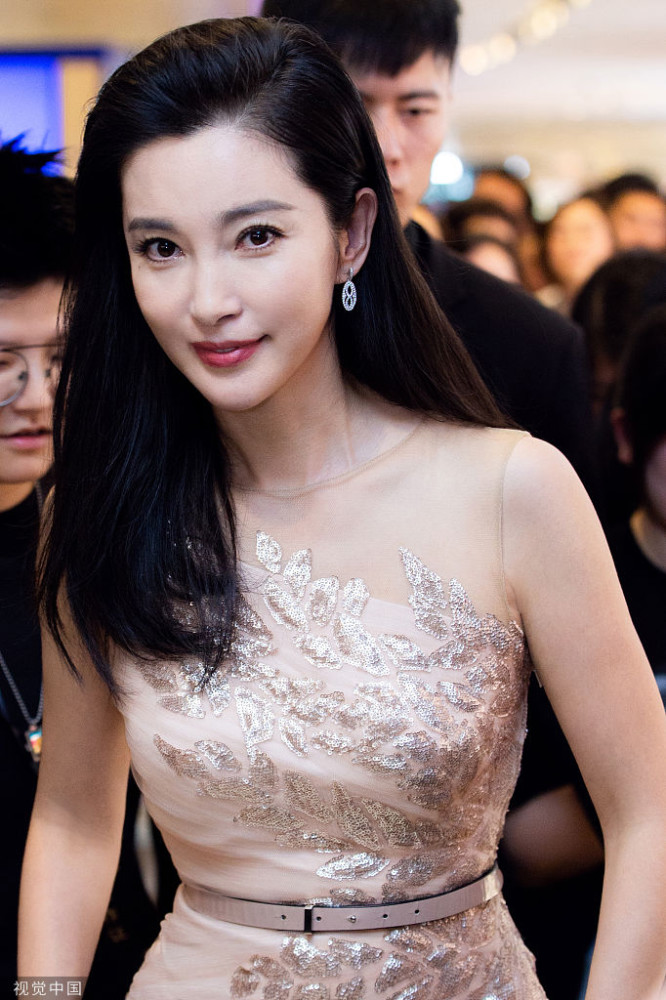 46岁女星李冰冰南京出席活动,腰身纤细长发披肩,优雅气质尽显