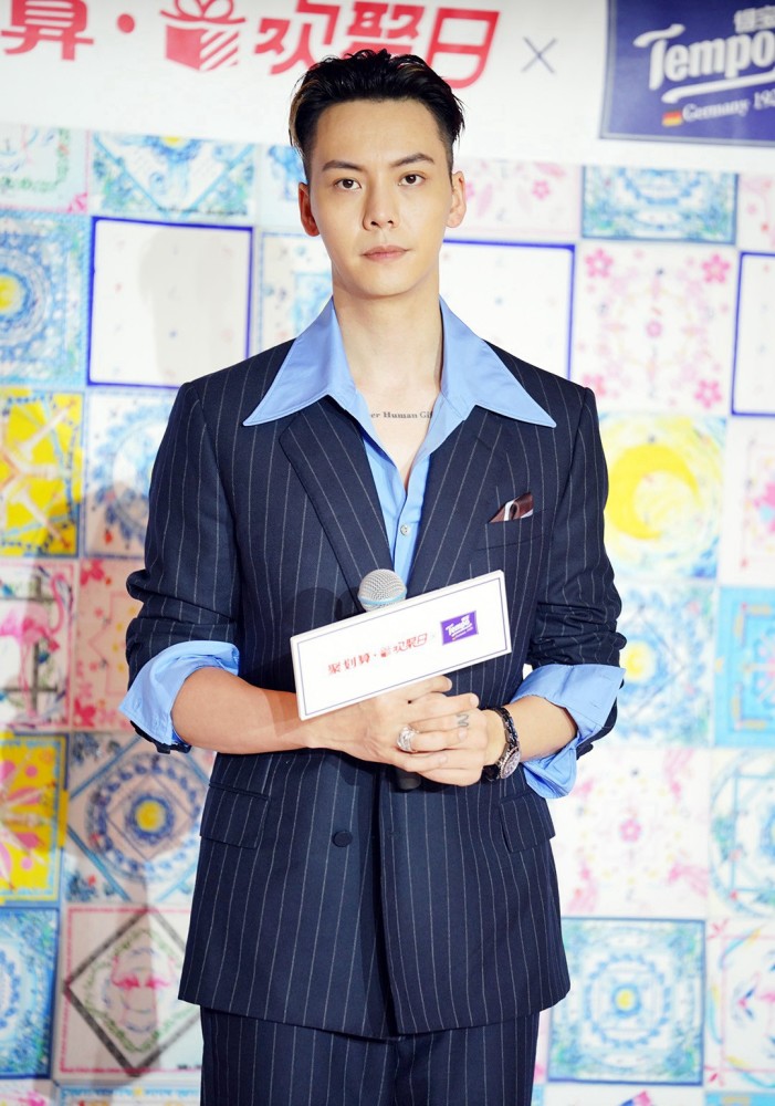 陈伟霆西装衬衣梳大背头,帅气迷人,告白粉丝有点甜