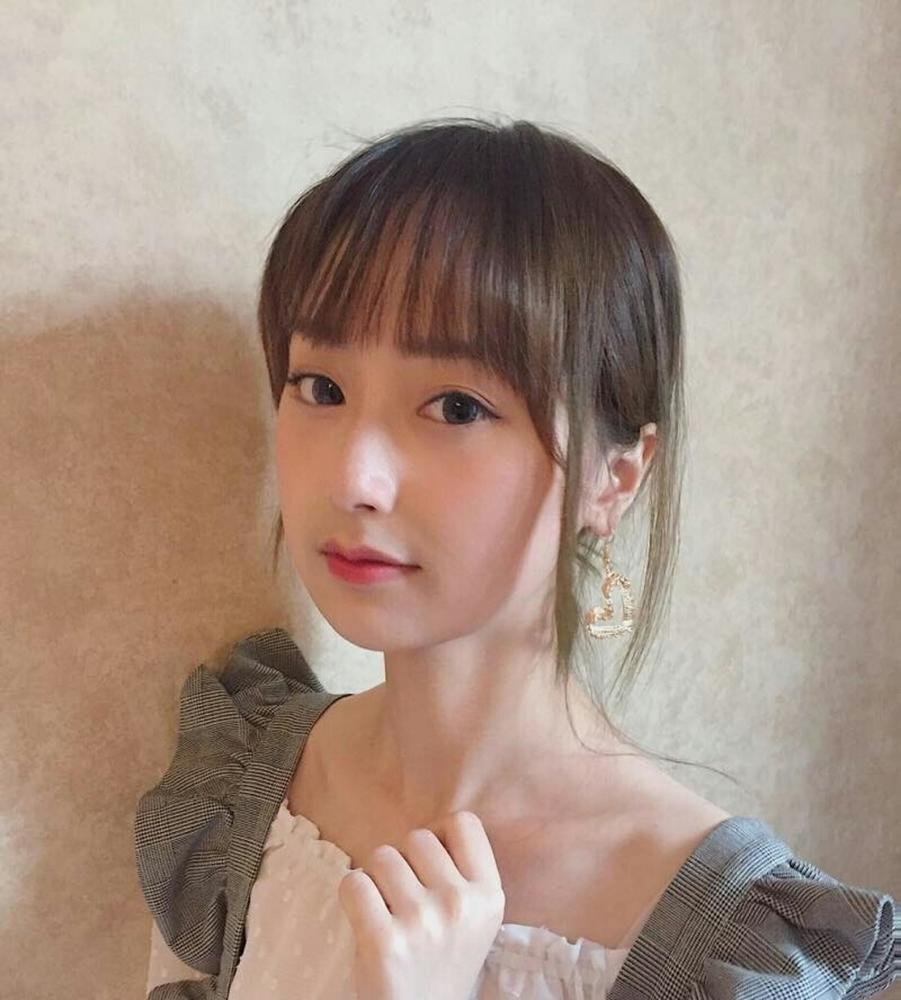 侧目看人的小姐姐眼睛很美,刘海造型温柔