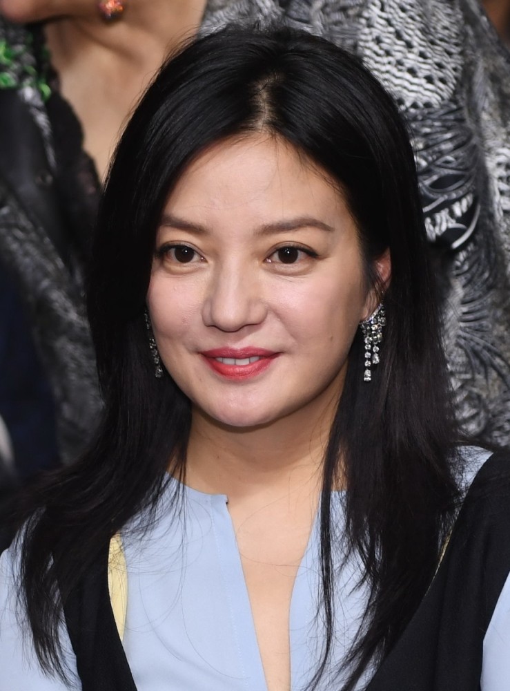 "大眼睛"的小燕子赵薇,精致妆容亮相好显气质