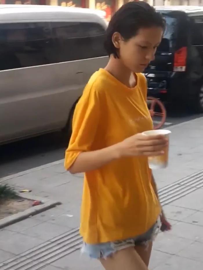 张予曦"圆规腿"火了!直得像"假肢"一样,路人镜头下更加过分
