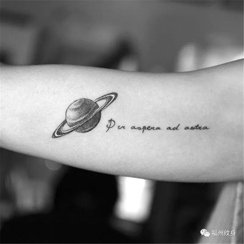 宇宙纹身图案,似乎有着一整个宇宙